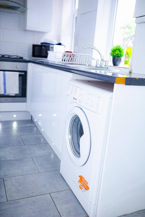 Beautiful 2 Bedroom House - Free Parking - Lt House Leicester Esterno foto